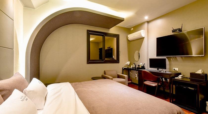 French Code Hotel Changwon Exterior photo
