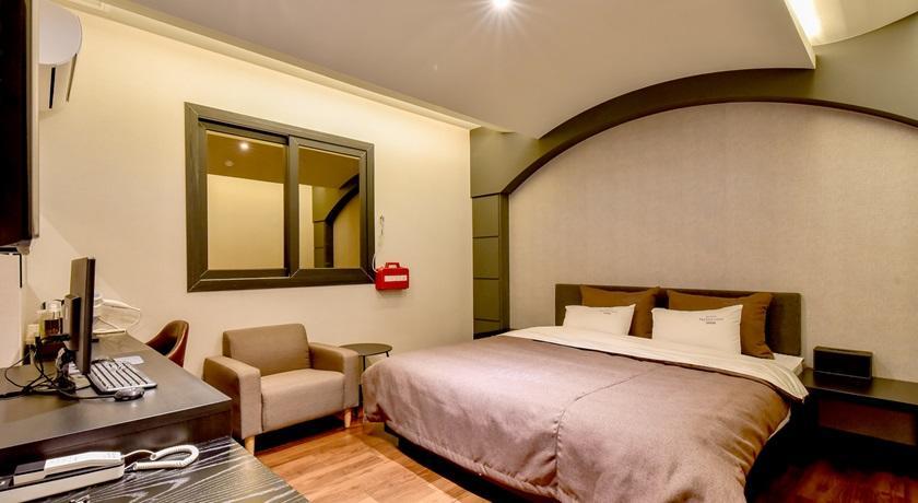 French Code Hotel Changwon Exterior photo