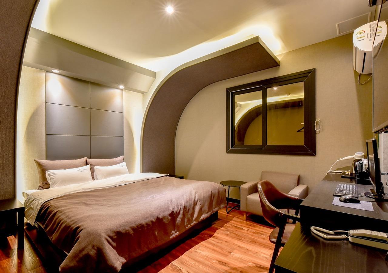 French Code Hotel Changwon Exterior photo